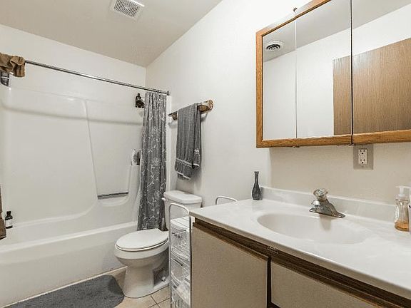 3rd image of 820 Edgebrook Dr APT 2