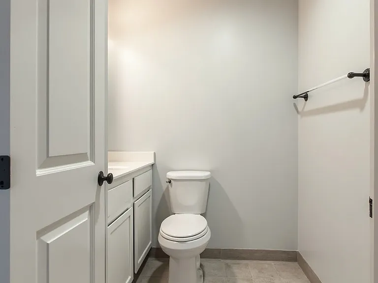 1822 Williams Way E — Photo 2