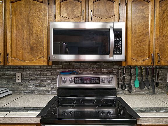 5th image of 4701 NE 52nd Ave