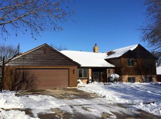 706 James Pl, Yankton, SD 57078