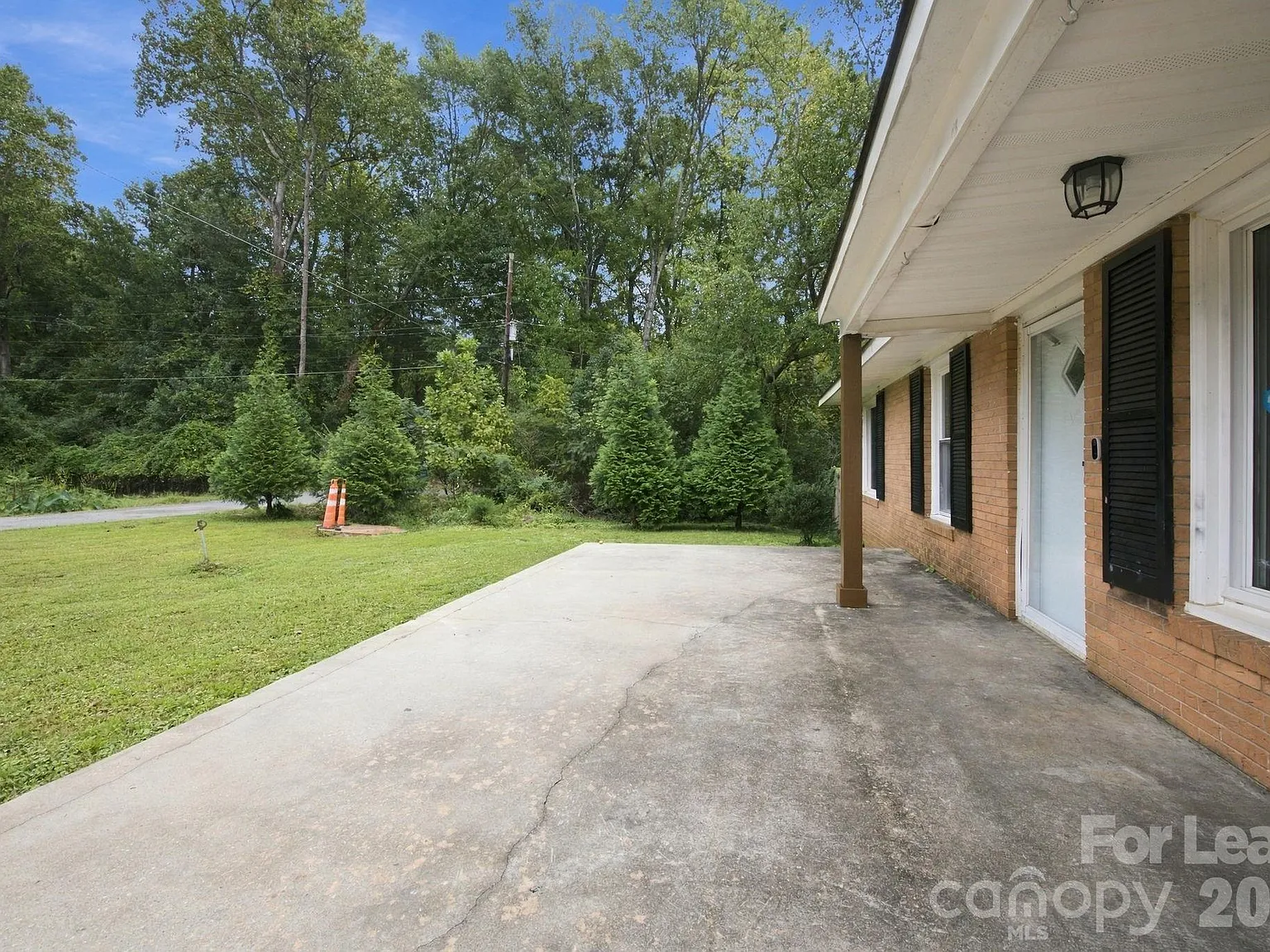 3 bed, 2.5 bath, 1302 sqft, $1,800 — Photo 2