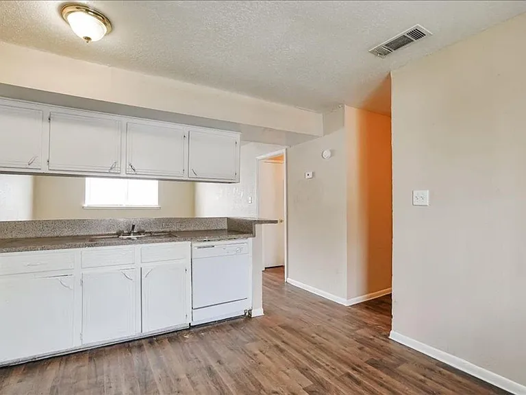 1800 N Wayside Dr #23 — Photo 3