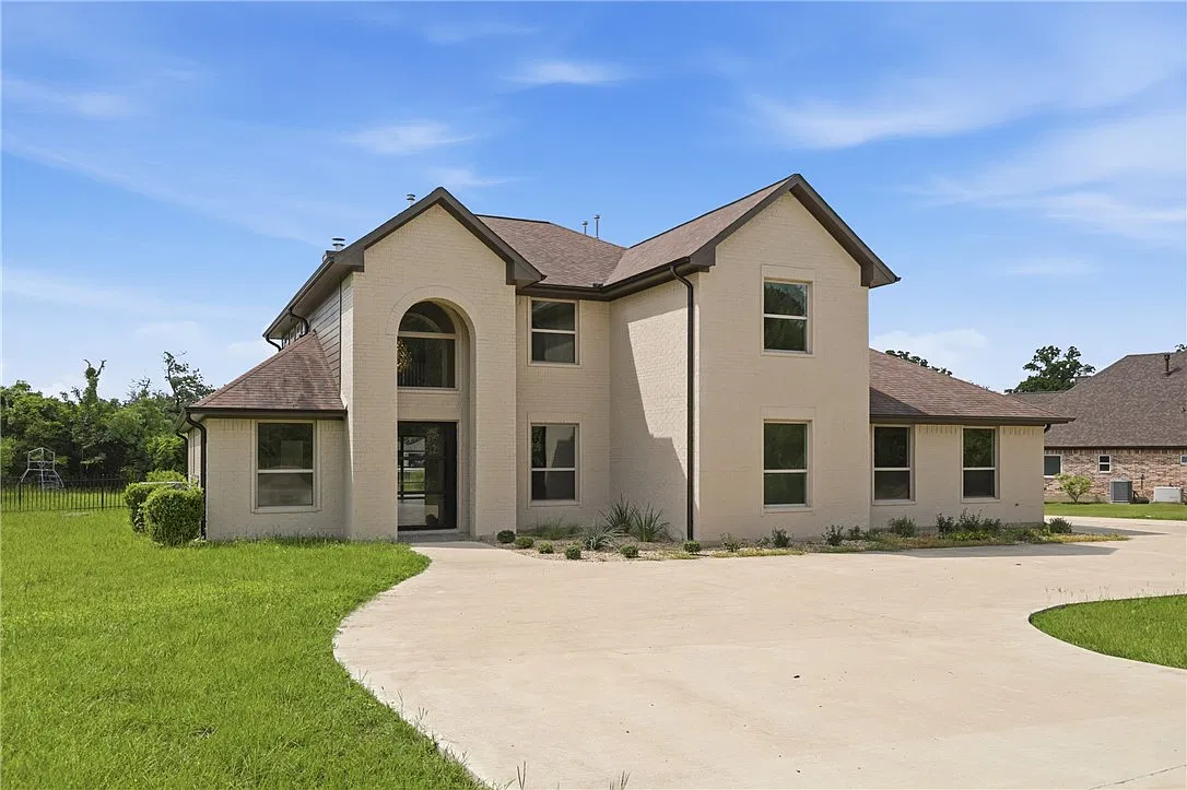 5 bed, 3575 sqft, $4,000 — Photo 1
