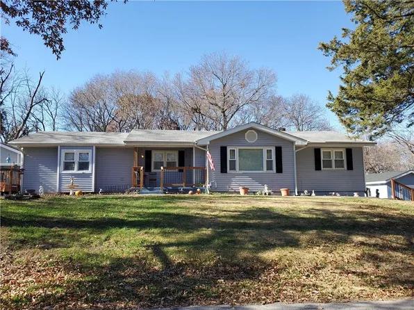 716 N 7th St, Edwardsville, KS 66111