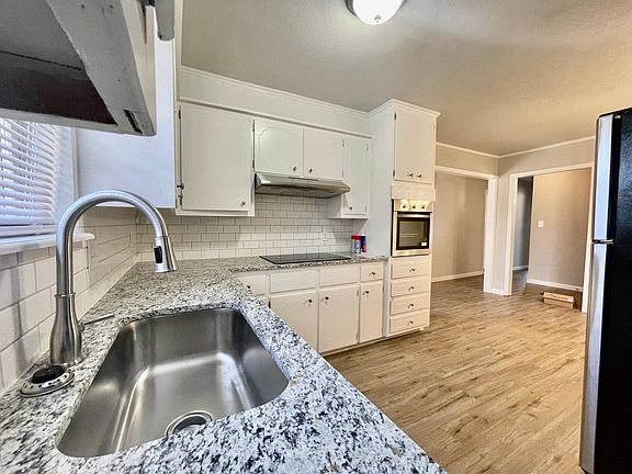 New kitchen with granite counters!