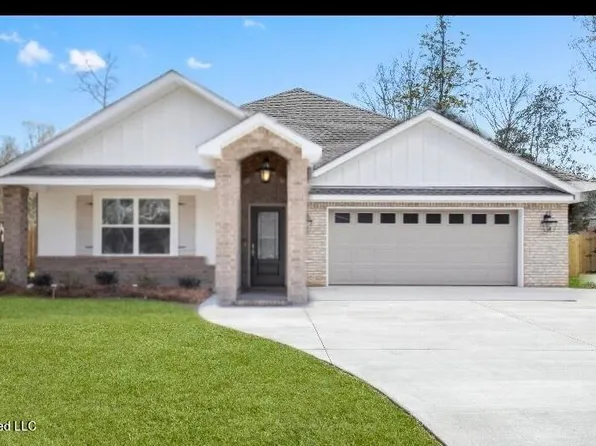 8720 Live Oak St, Ocean Springs, MS 39564