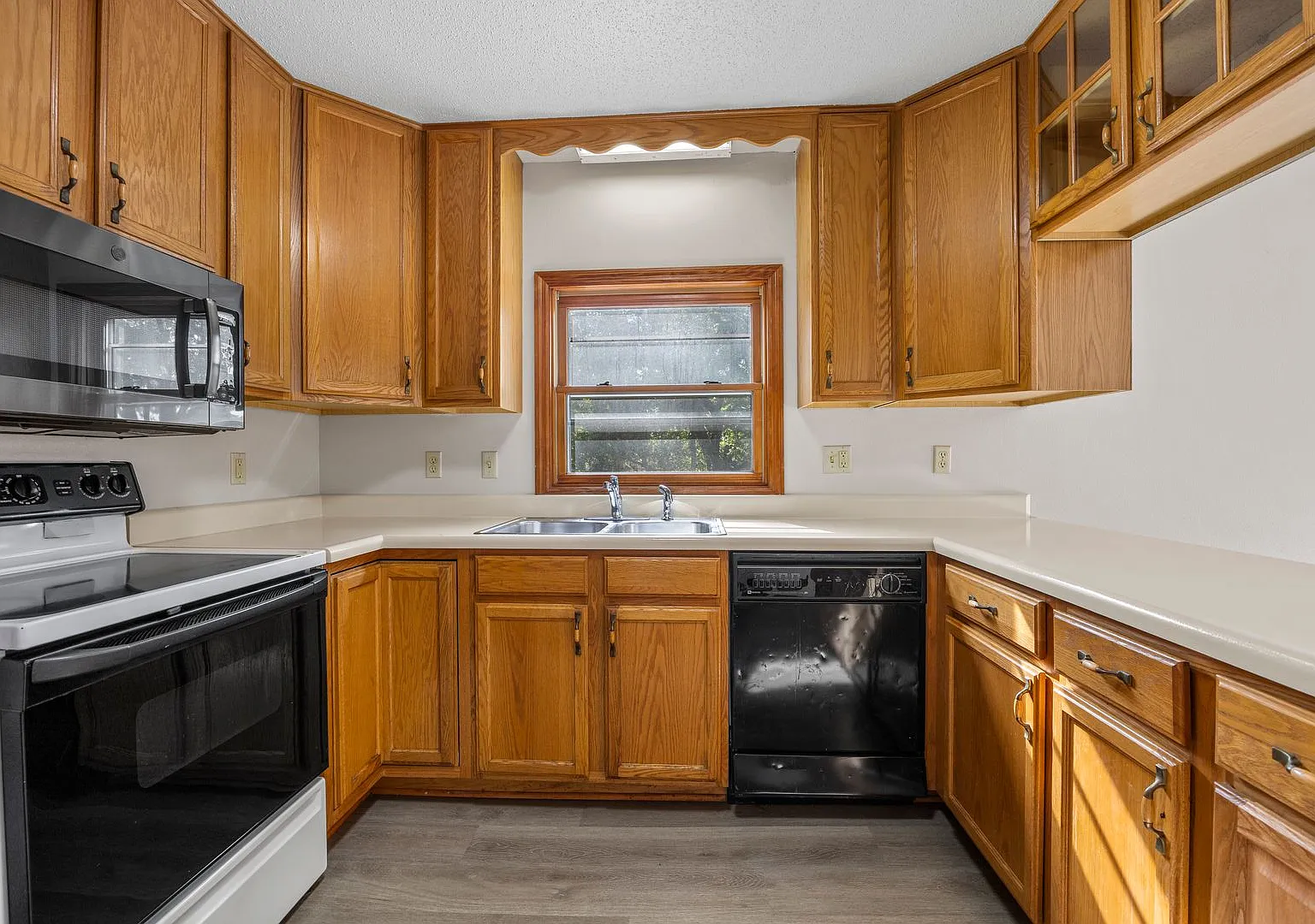 Newly updated 3 bedroom 2 bathroom home — Photo 2