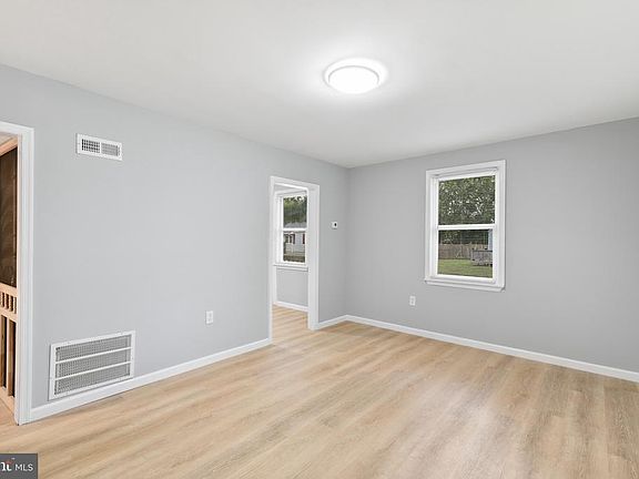 4th image of 5 Aberdeen Ave