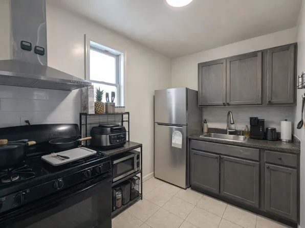 605 E 5th St #1B, Brooklyn, NY 11218