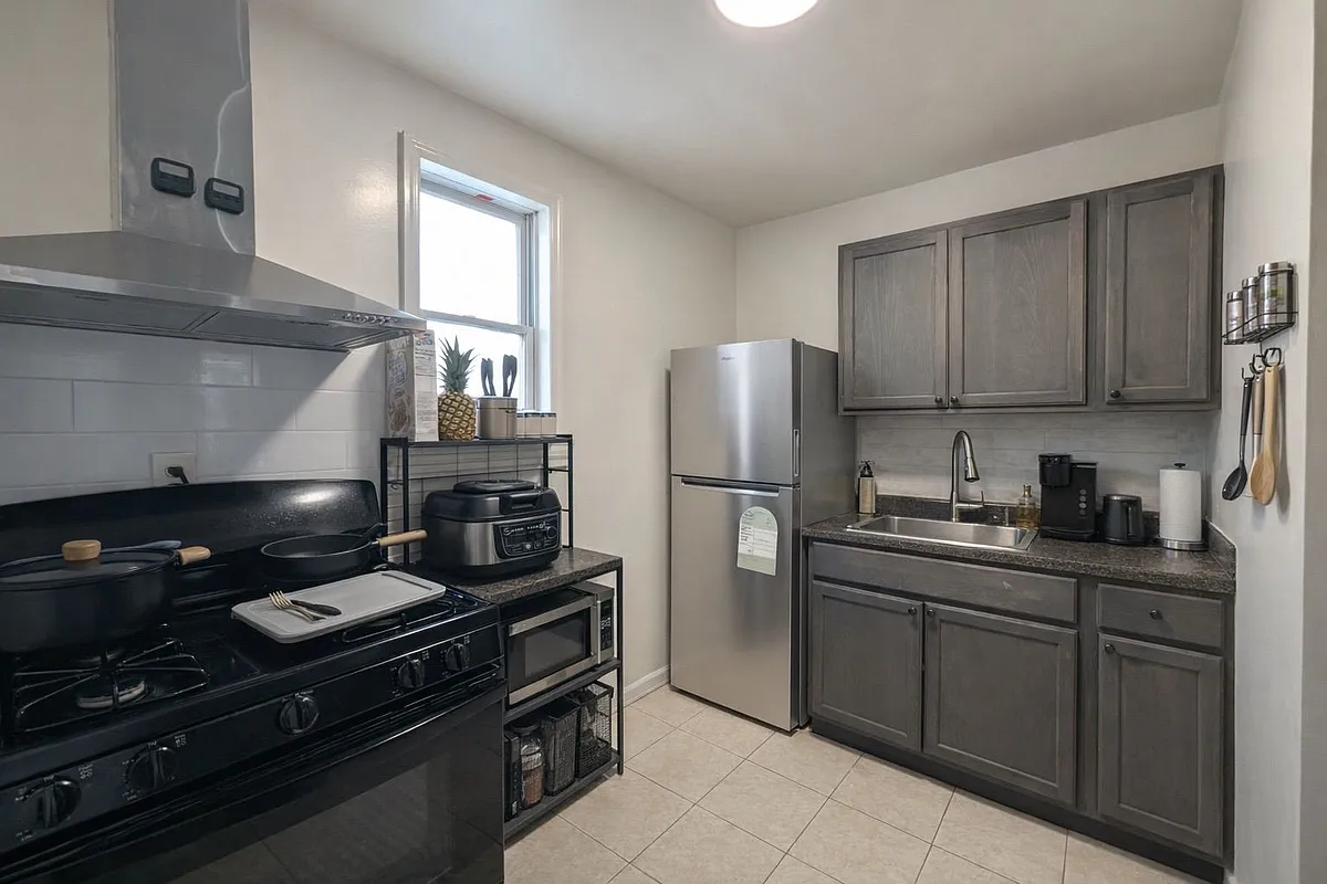Building Photo - 605 E 5th St #1