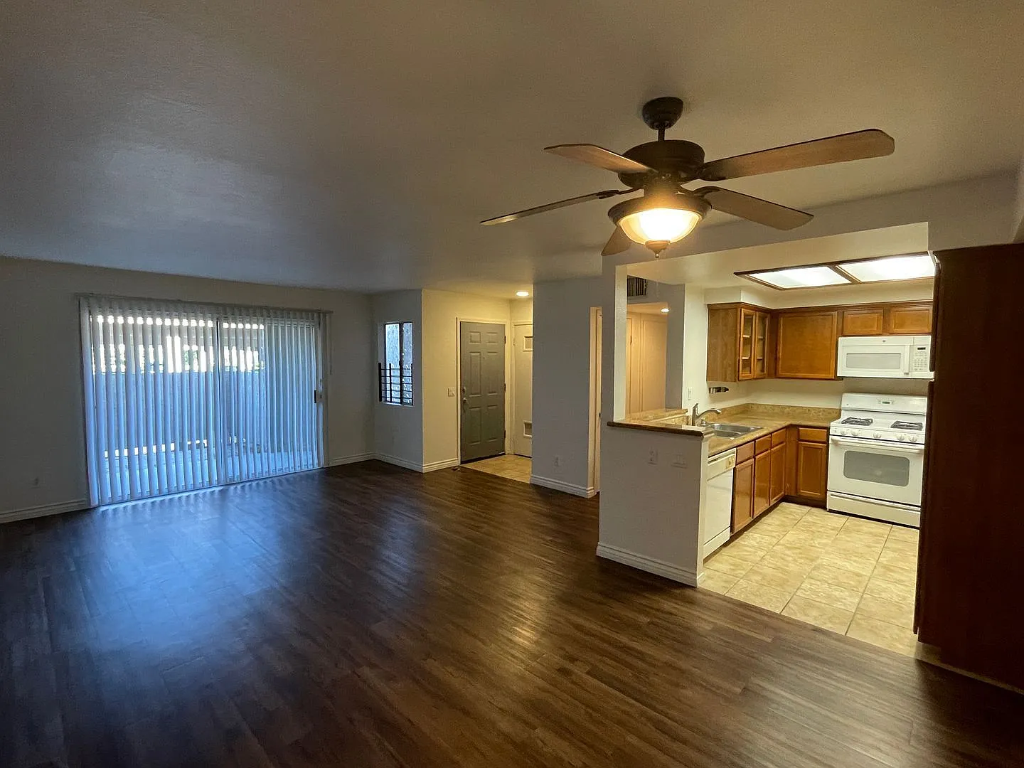 2 bed, 2.0 bath, 1068 sqft, $2,400 — Photo 4
