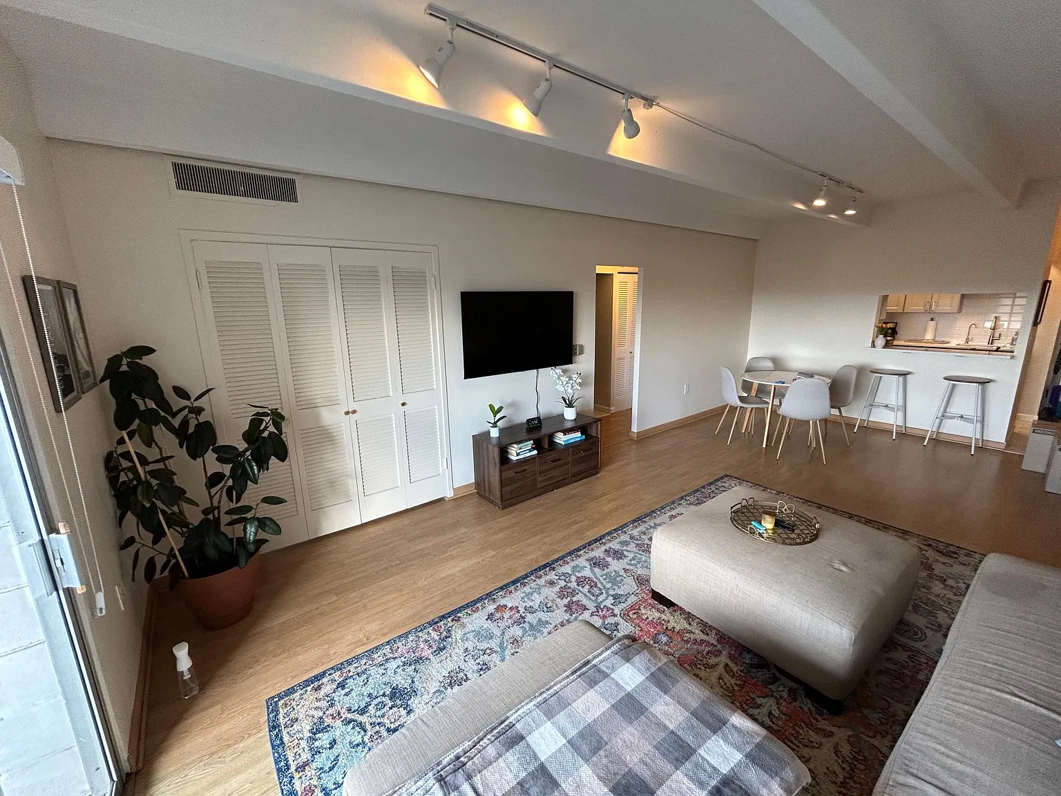2 bed, 937 sqft, $2,099 — Photo 3