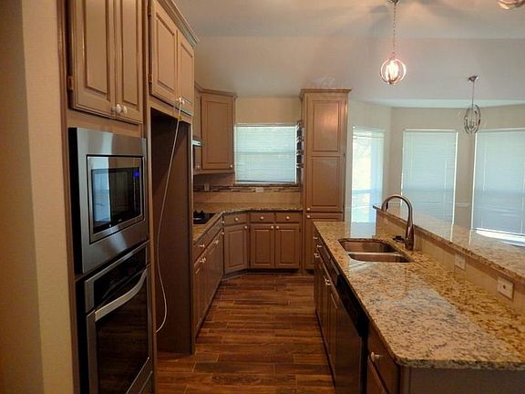 4th image of 3734 Iris Dr