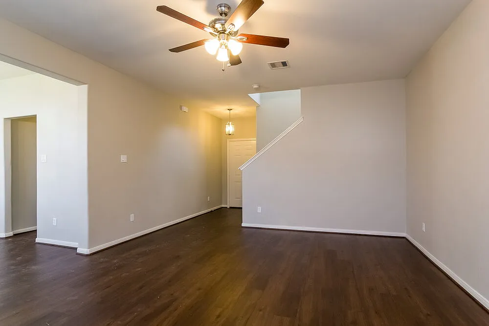 4 bed, 2.5 bath, 1900 sqft, $1,855 — Photo 2