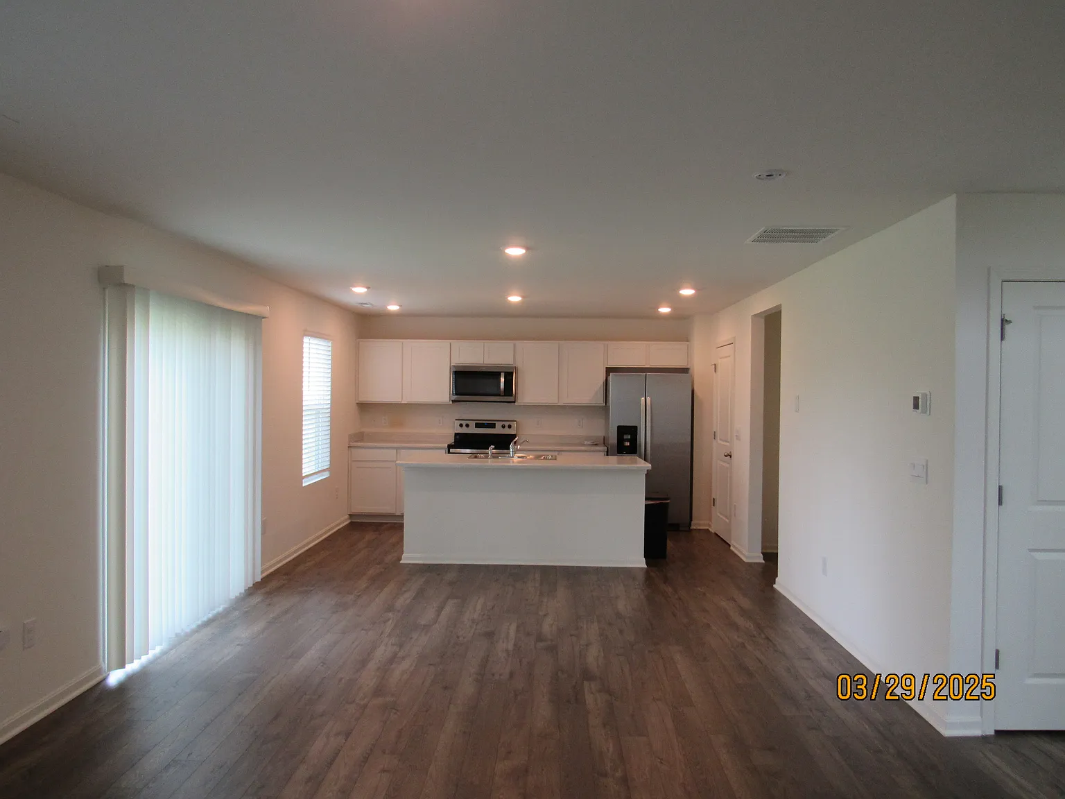 3 bed, 2.5 bath, 1818 sqft, $2,300 — Photo 2