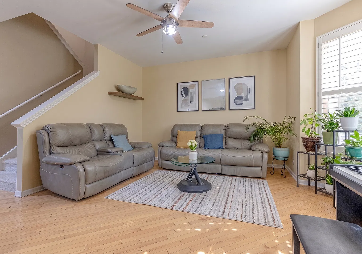 4 bed, 2.5 bath, 2679 sqft, $3,600 — Photo 2