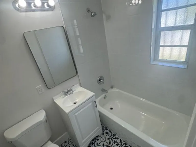 140 SW 21st Ave — Photo 3