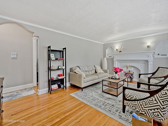 4th image of 5541 N Sawyer Ave #3C