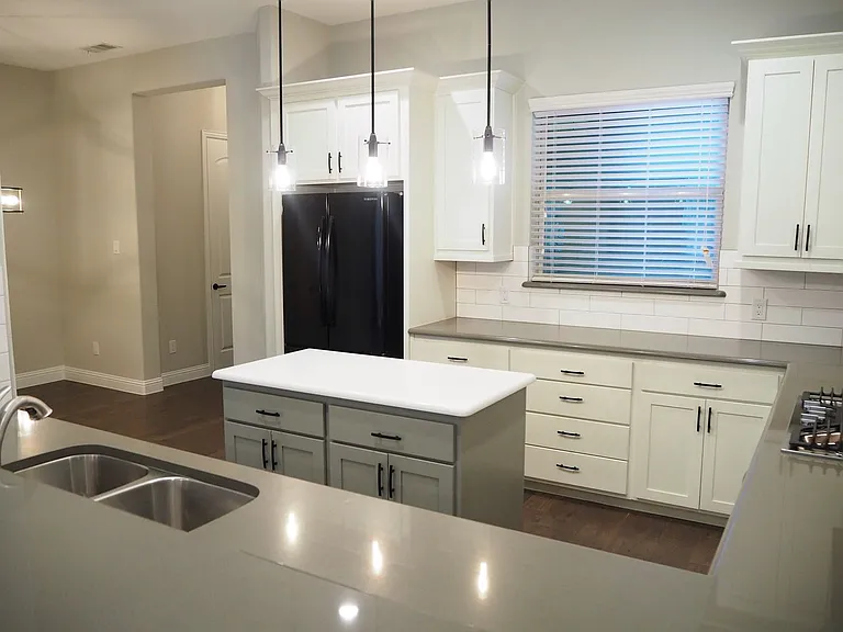 4129 Broadway Ave — Photo 6