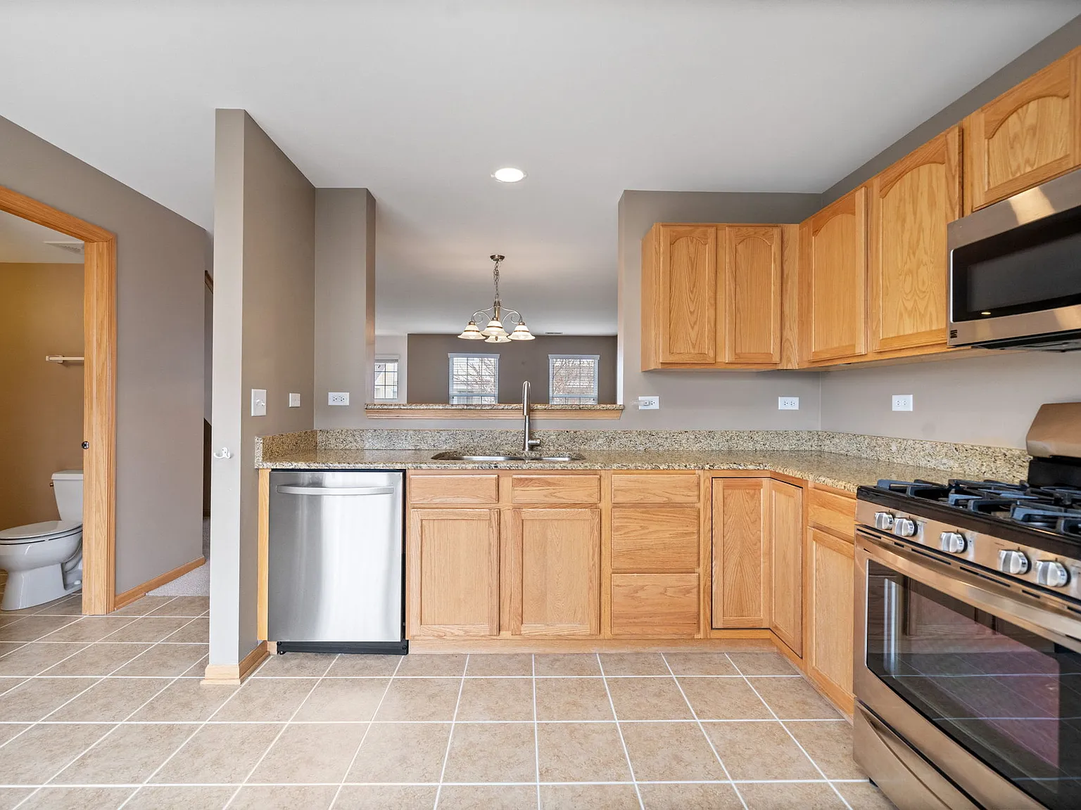 568 Lincoln Station Dr — Photo 3