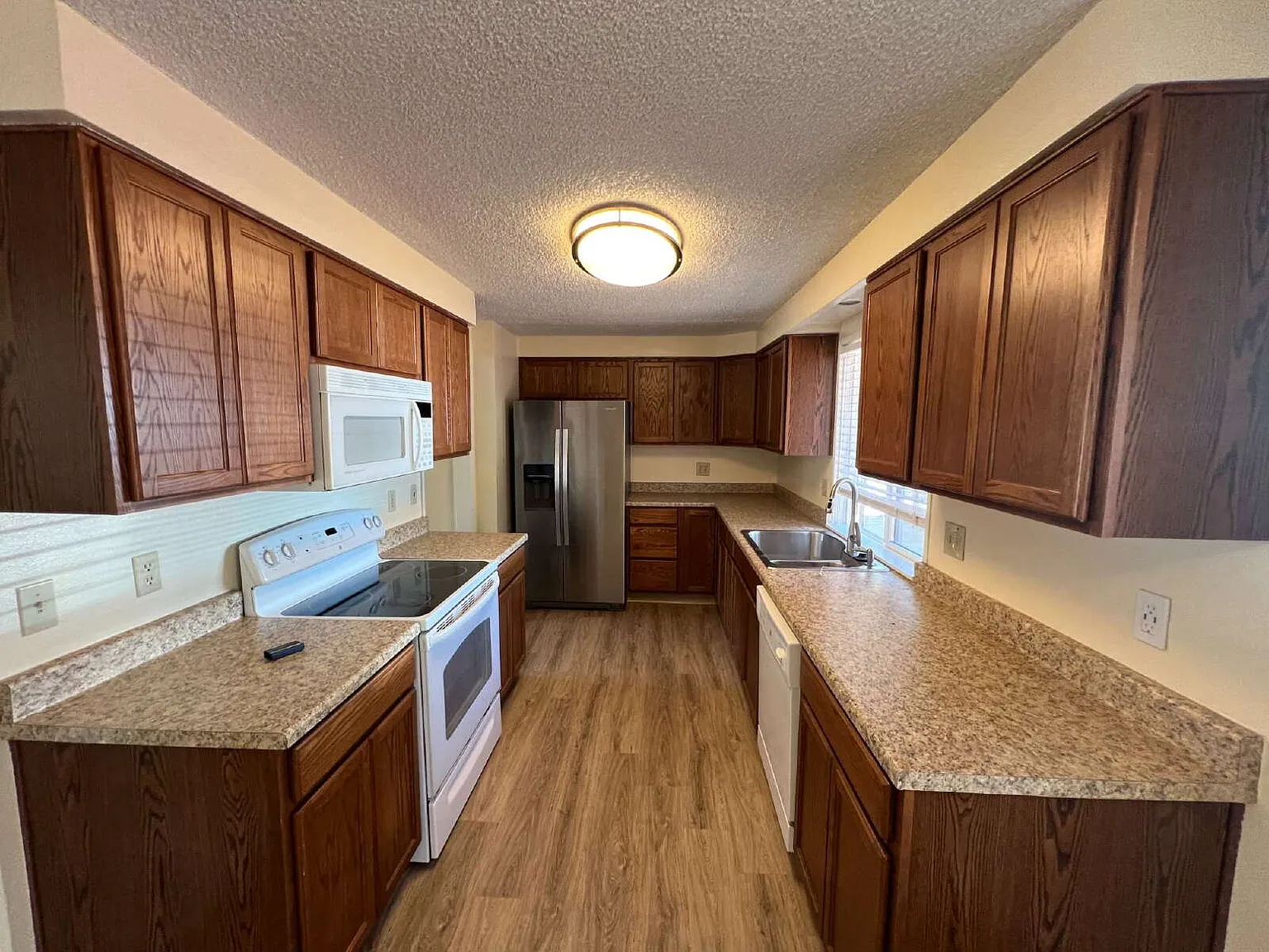 3 bed, 2.0 bath, 1320 sqft, $2,295 — Photo 3