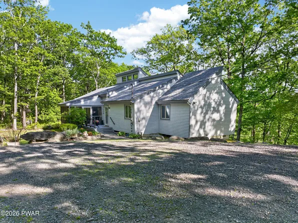 105 Cliff Dr, Lords Valley, PA 18428