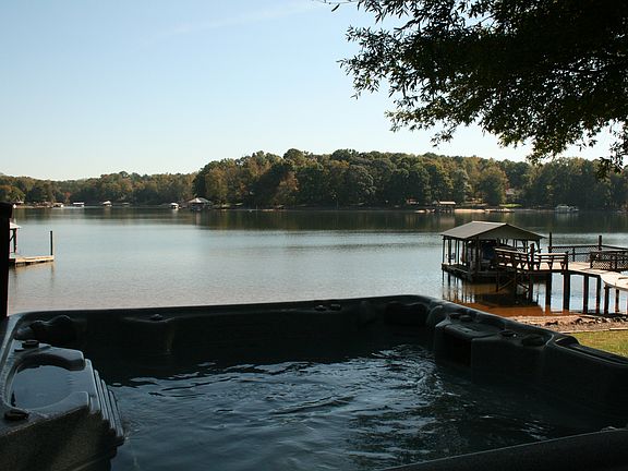 Relaxing jetted hot tub 