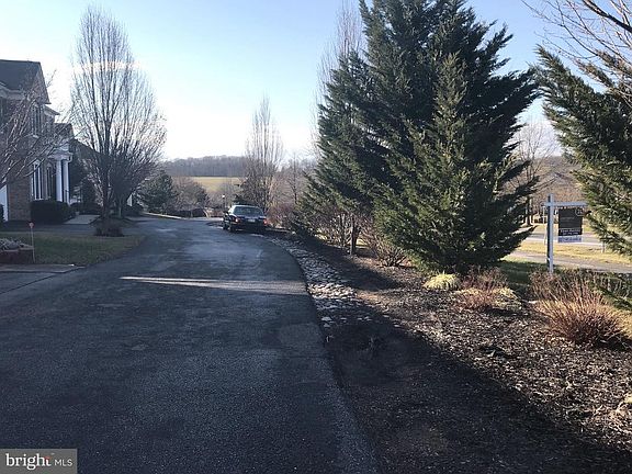 Landscaped Private Drive