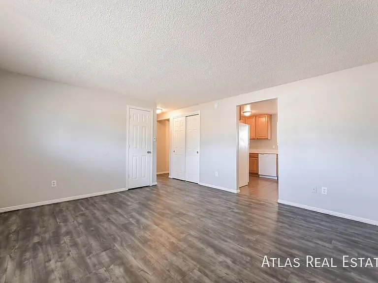 910 Bishop Ct #B — Photo 4
