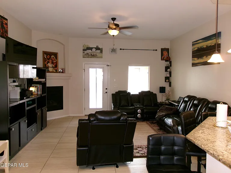 824 Caterick St — Photo 7