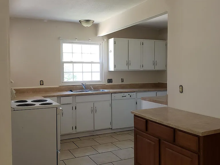 305 Sussex Ct — Photo 6