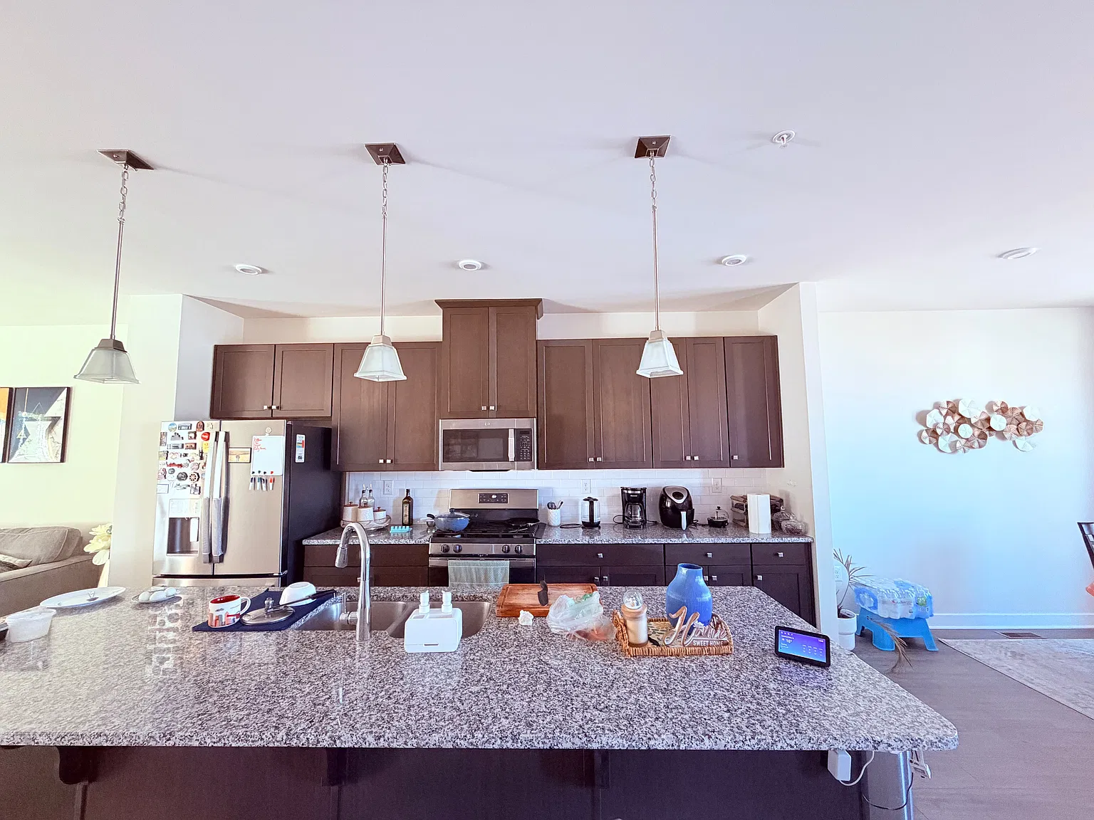 3 bed, 3.5 bath, 2789 sqft, $3,200 — Photo 3