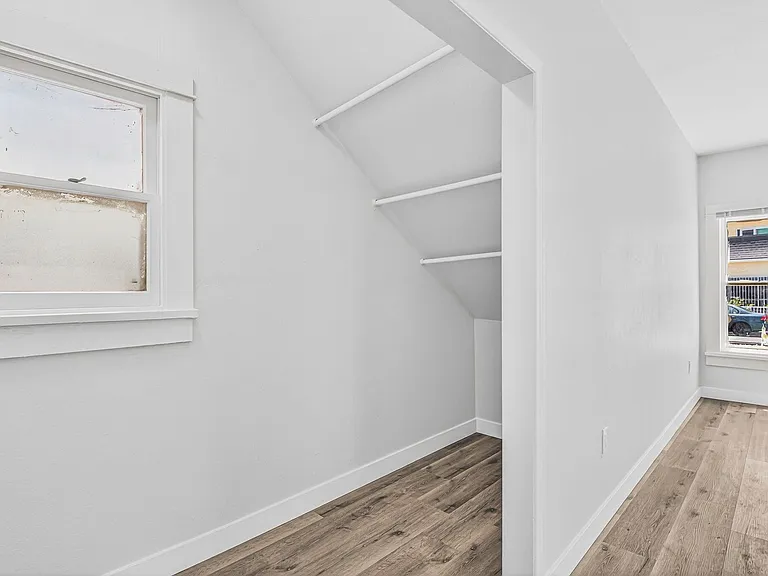 1045 E 4th Street — Photo 25