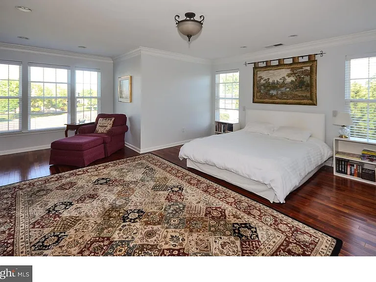 584 Leslie Ln — Photo 8