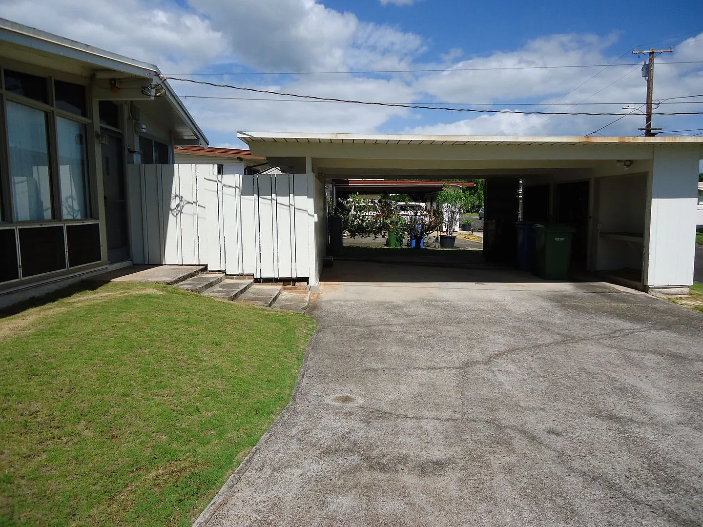 Pearl City single level 3 Bedroom, 1.5 Bath, 2 Car Caport — Photo 2