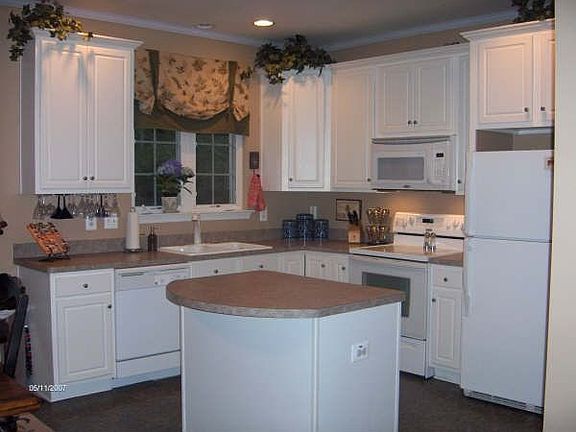 Upgraded Kitchen w/Island