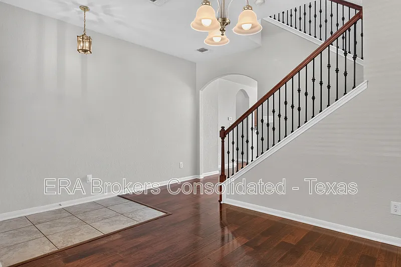 3 bed, 2.0 bath, 2139 sqft, $2,000 — Photo 3