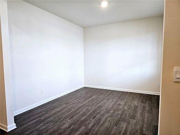 4th image of 306 Walnut Grove Way