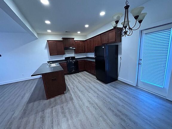 3rd image of 585 Polo Way