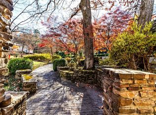 1079 N Tanglebriar Ln, Fayetteville, AR 72701