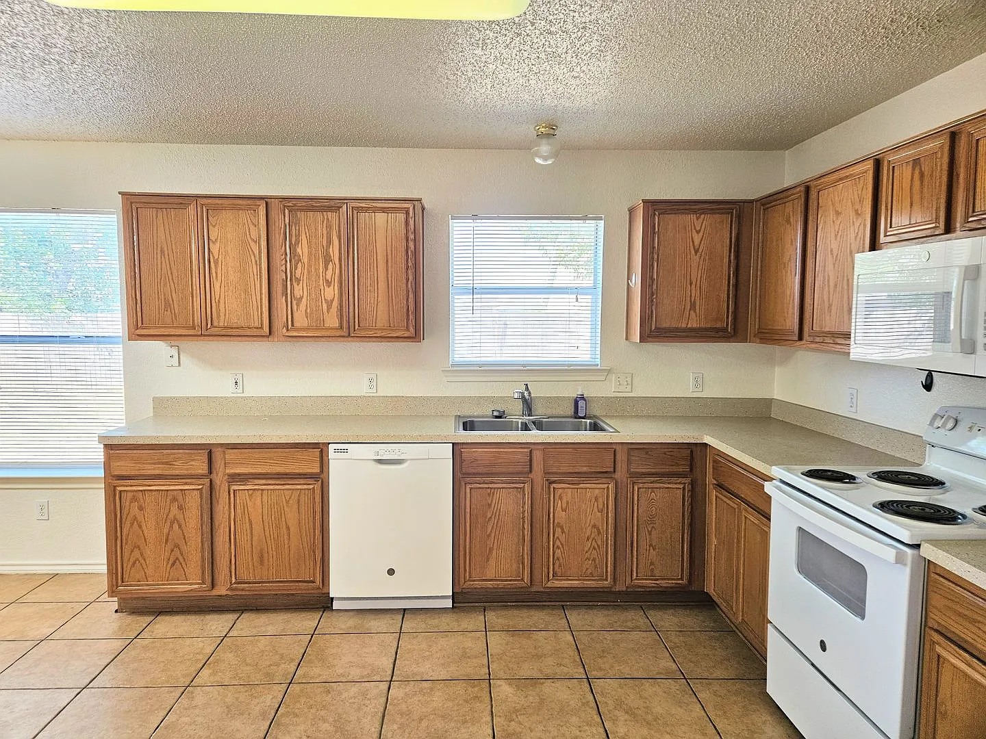 Beautiful and Huge 2 Story in Eagle Mtn ISD — Photo 4