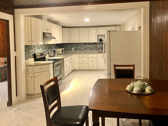 3rd image of 1033 Henton Ln