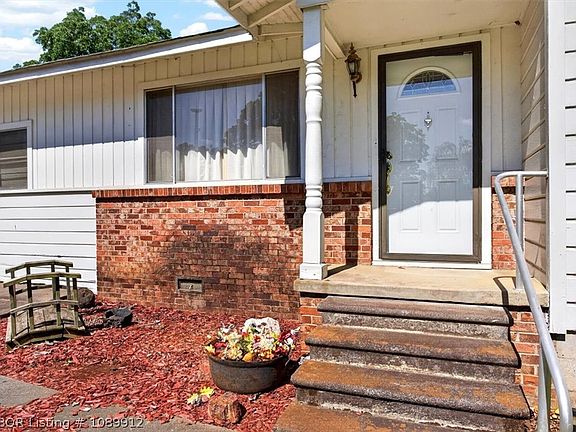 5th image of 210 Carrol Heights Dr