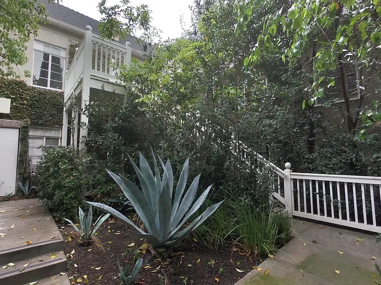 2285 N Beachwood Dr #5 — Photo 8