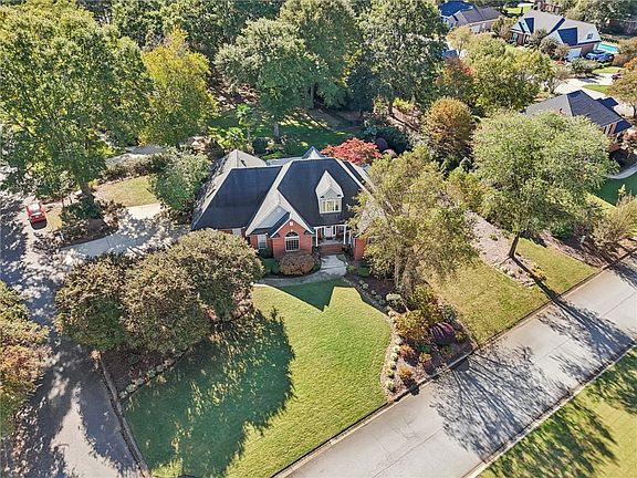 3rd image of 102 Lockmere Ct