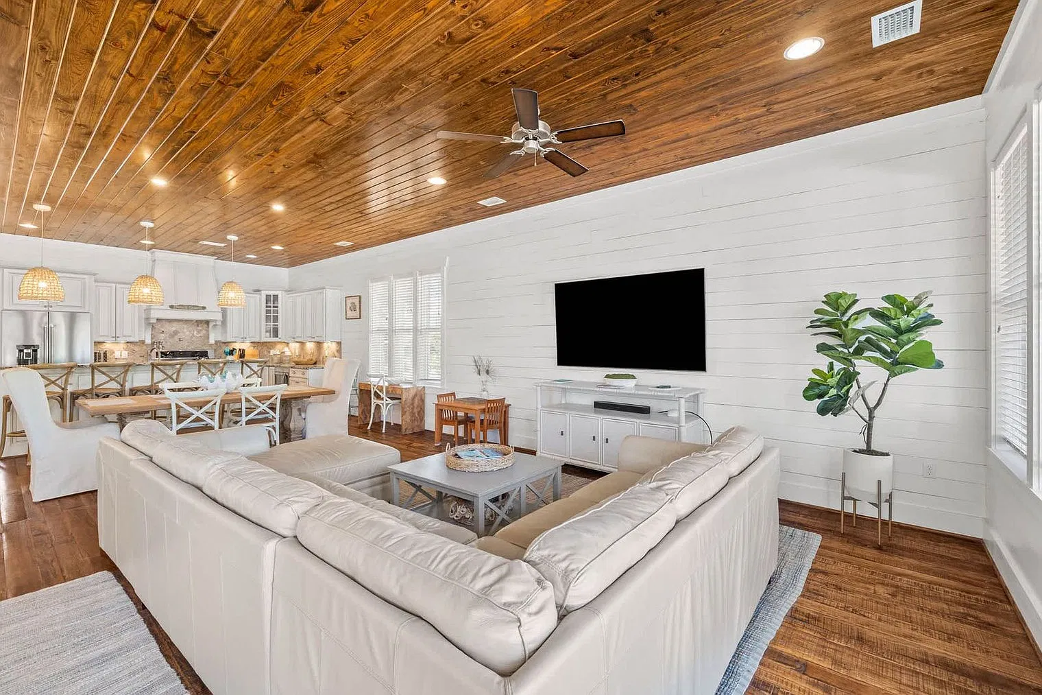 4 bed, 4.0 bath, 3293 sqft, $11,550 — Photo 1