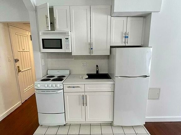 2nd image of 262 W End Ave Lbby A