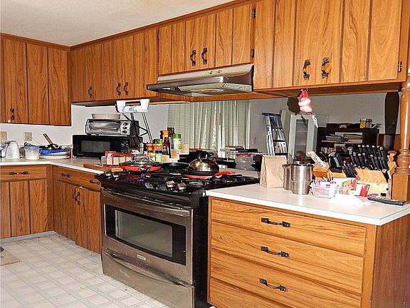 5th image of 1580 NW Silver St