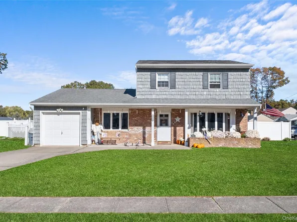 270 Singingwood Drive, Holbrook, NY 11741