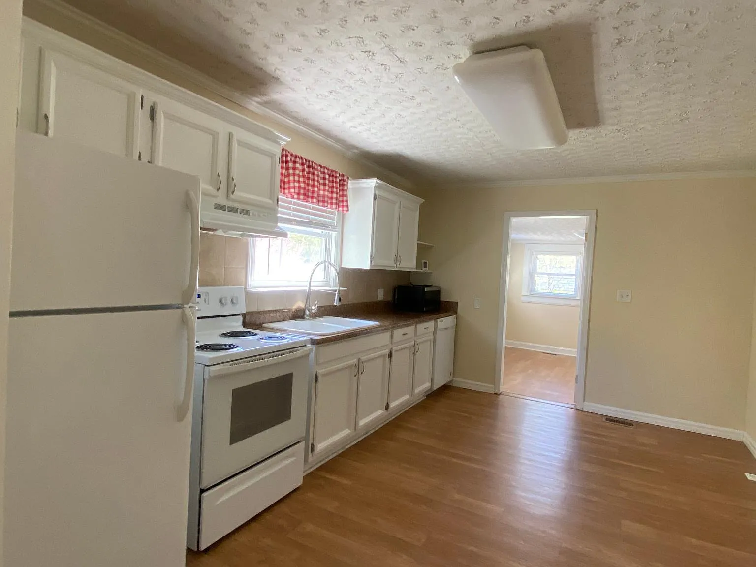 3 bed, 1050 sqft, $1,700 — Photo 3